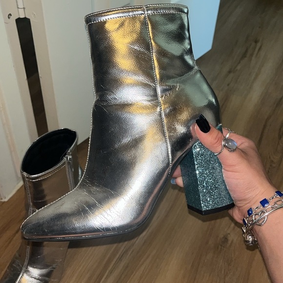 Francesca's Collections Shoes - Metallic Silver Ankle Boots w/ Glitter Block Heel – Size 7